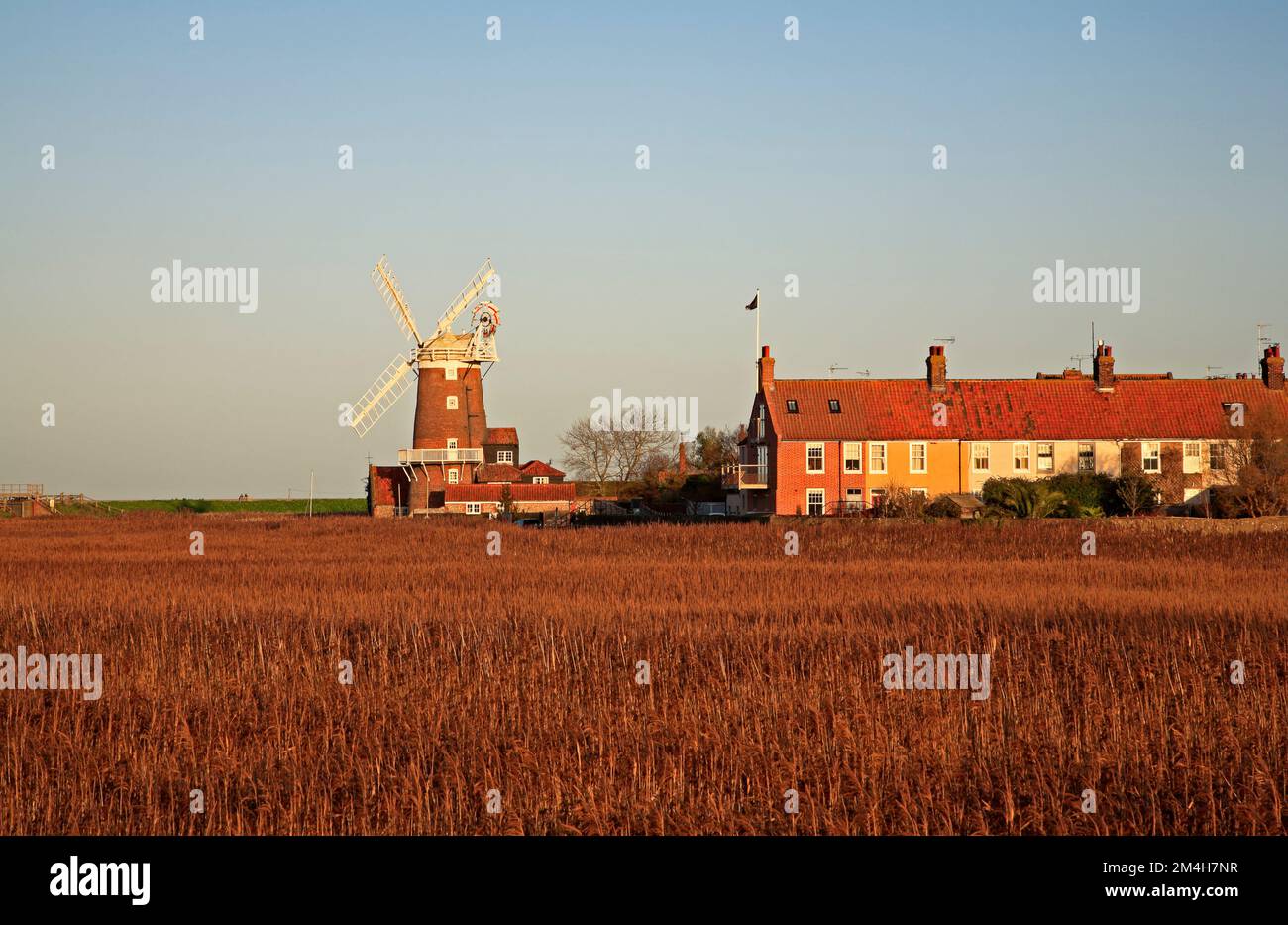 Blick auf die berühmte Windmühle an der Küste von North Norfolk in Cley Next the Sea, Norfolk, England, Großbritannien. Stockfoto
