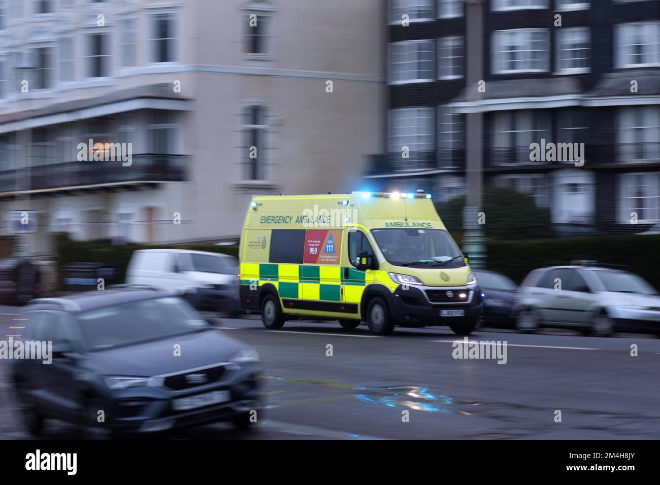 Brighton, Großbritannien. 21.. Dezember 2022. Ein Krankenwagen auf einen Notruf fährt entlang des Maderia Drive in Brighton am Tag des Arbeitseinsatzes von Krankenwagen Arbeitern in Großbritannien. Kredit: James Boardman/Alamy Live News Stockfoto