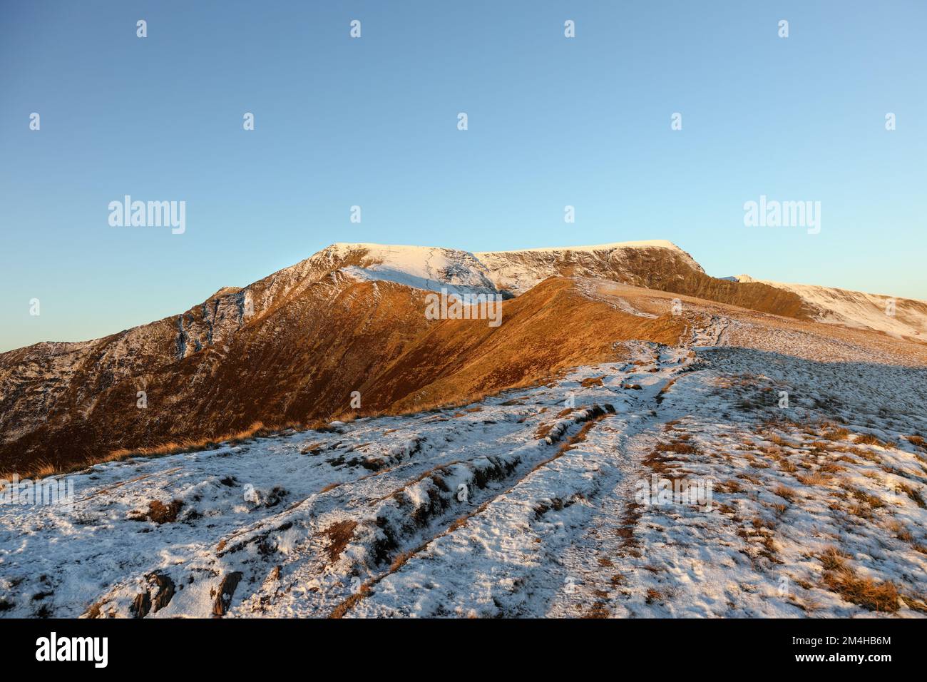 Frühmorgendliches Licht auf dem Gipfel von Blencathra, von Scales Fell im Winter, Lake District, Cumbria, Großbritannien aus gesehen Stockfoto