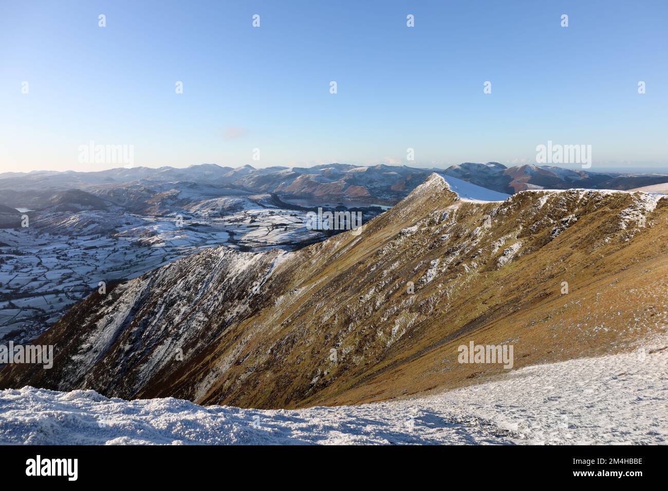 Die Aussicht auf den Südwesten in Richtung Gategill fiel vom Gipfel von Blencathra, Lake District, Cumbria, Großbritannien Stockfoto