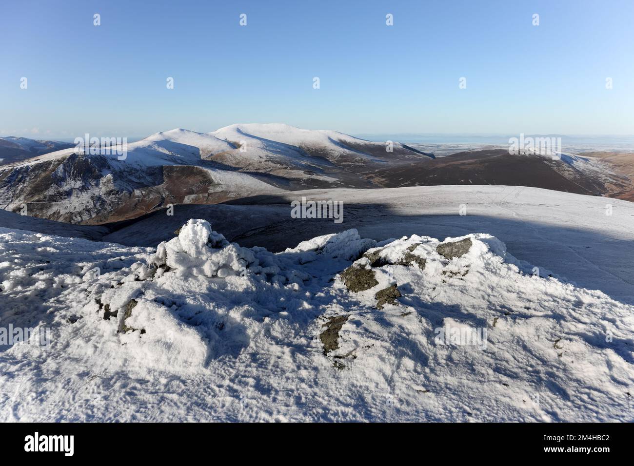 Die Skiddaw Range aus Atkinson Pike im Winter, Lake District, Cumbria, Großbritannien Stockfoto