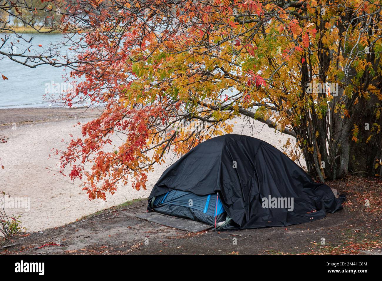 Obdachlosigkeit in Finnland. Überdachtes Zelt am Hietaniemi Beach im Herbst. Stockfoto