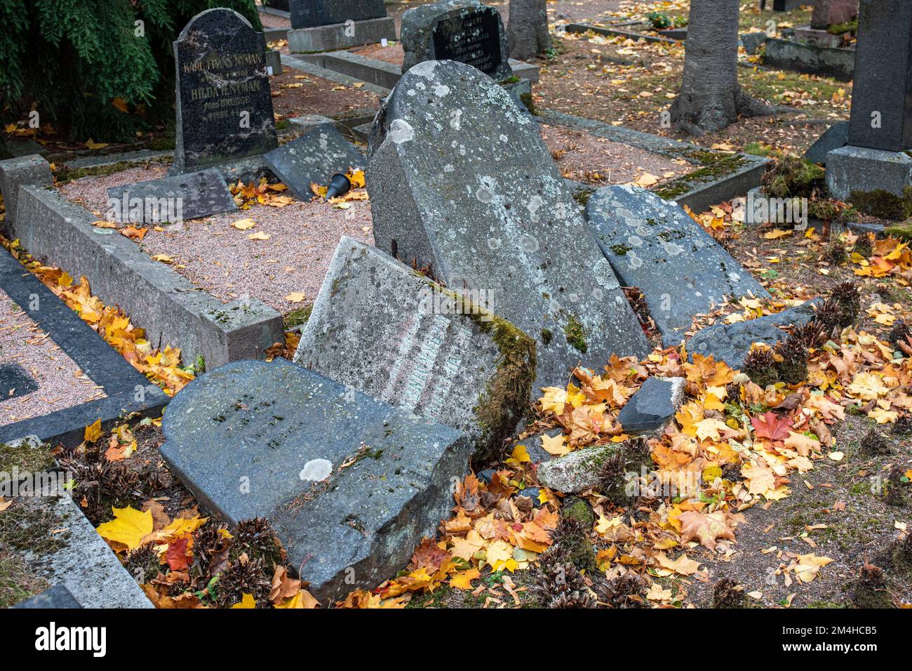 Gefallene Grabsteine oder Grabsteine auf dem Friedhof Hietaniemi, Helsinki, Finnland Stockfoto