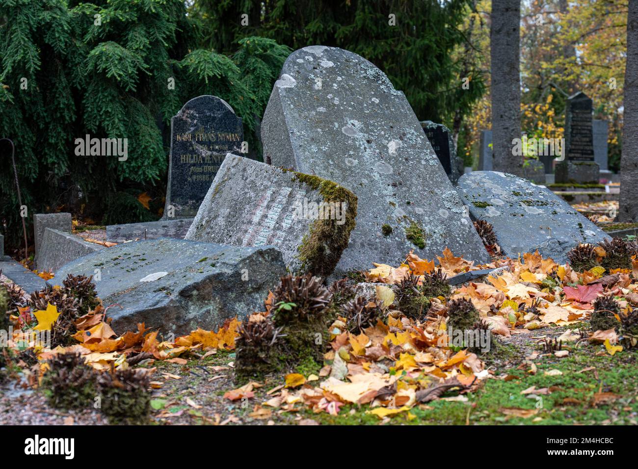 Gefallene alte Grabsteine, Grabsteine oder Grabsteine in Hietaniemen hautausmaa oder dem Hietaniemi Friedhof in Helsinki, Finnland Stockfoto