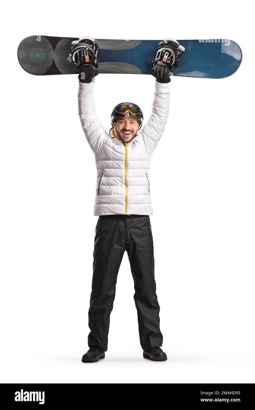 Das ganze Porträt eines aufgeregten Mannes, der ein Snowboard hebt, isoliert auf weißem Hintergrund Stockfoto