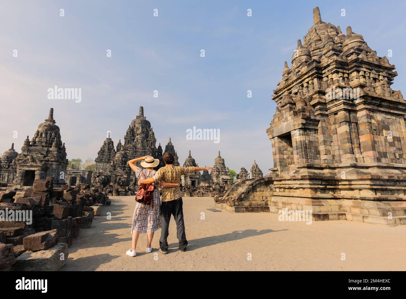 Ein turistisches Paar steht vor dem alten sewu-Tempel in indonesien Stockfoto