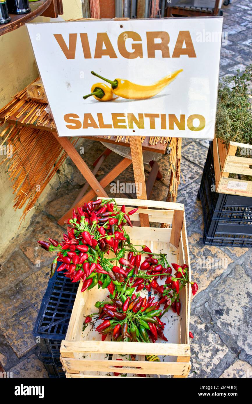 Salento. Apulien Apulien Italien. Gallipoli. Getrocknetes rotes Chili (natürliches Viagra) Stockfoto