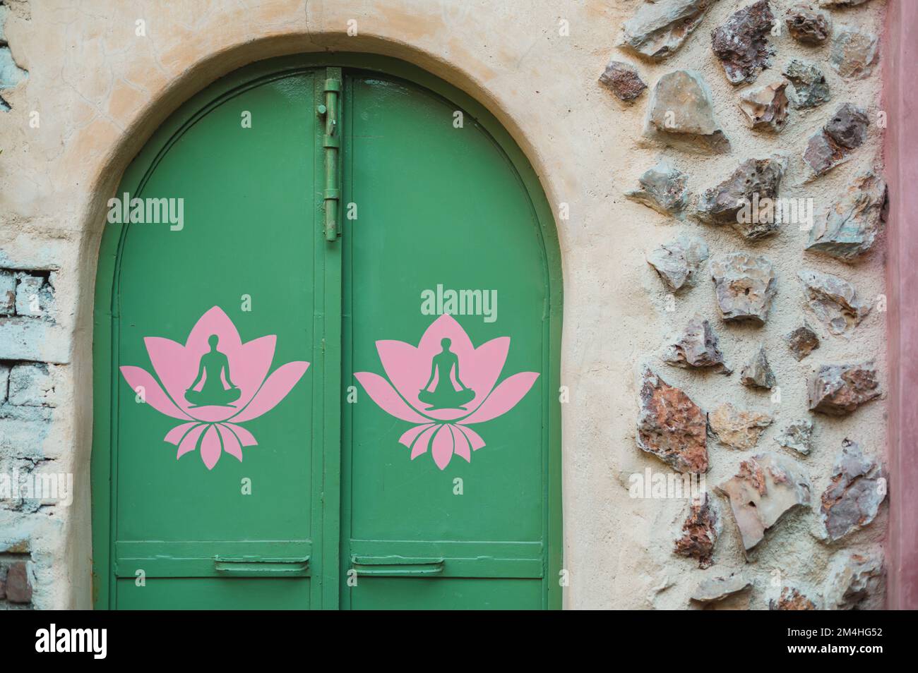 Eine grüne Tür mit Buddha in Lotusblumen-Gemälden Stockfoto