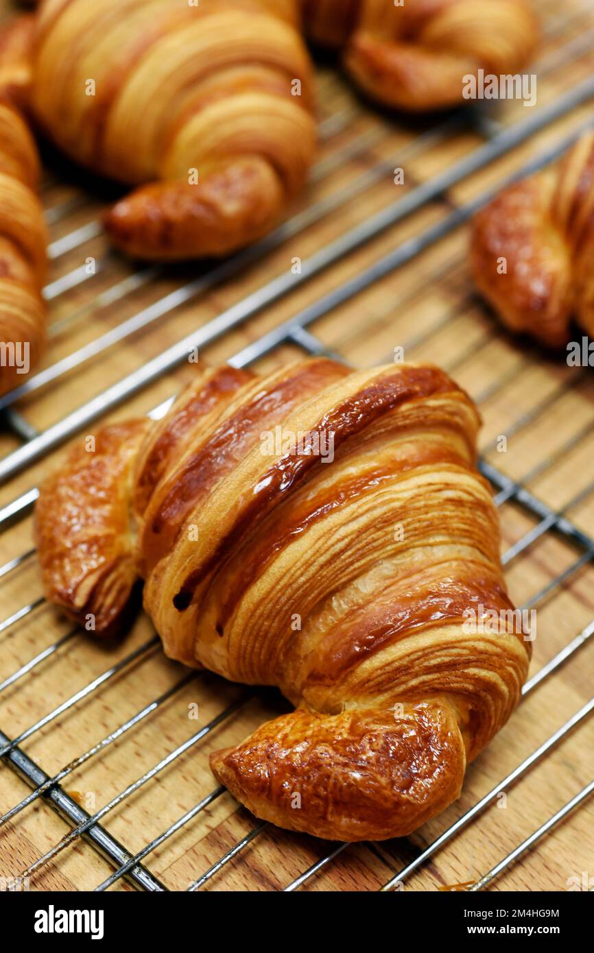 Französisches Croissant hergestellt von Bäcker - Frankreich Stockfoto