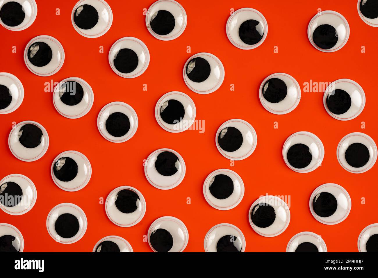 Zahlreiche weiße und schwarze Gänsehaut auf orangefarbenem Hintergrund Stockfoto