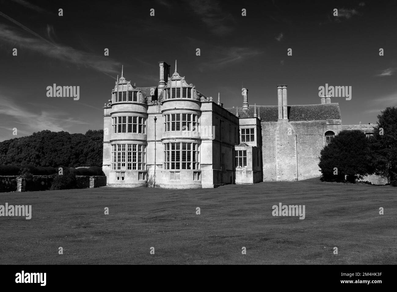 Sommerblick auf Kirby Hall, ein elisabethanisches Landhaus in der Nähe von Gretton, Northamptonshire, England Stockfoto