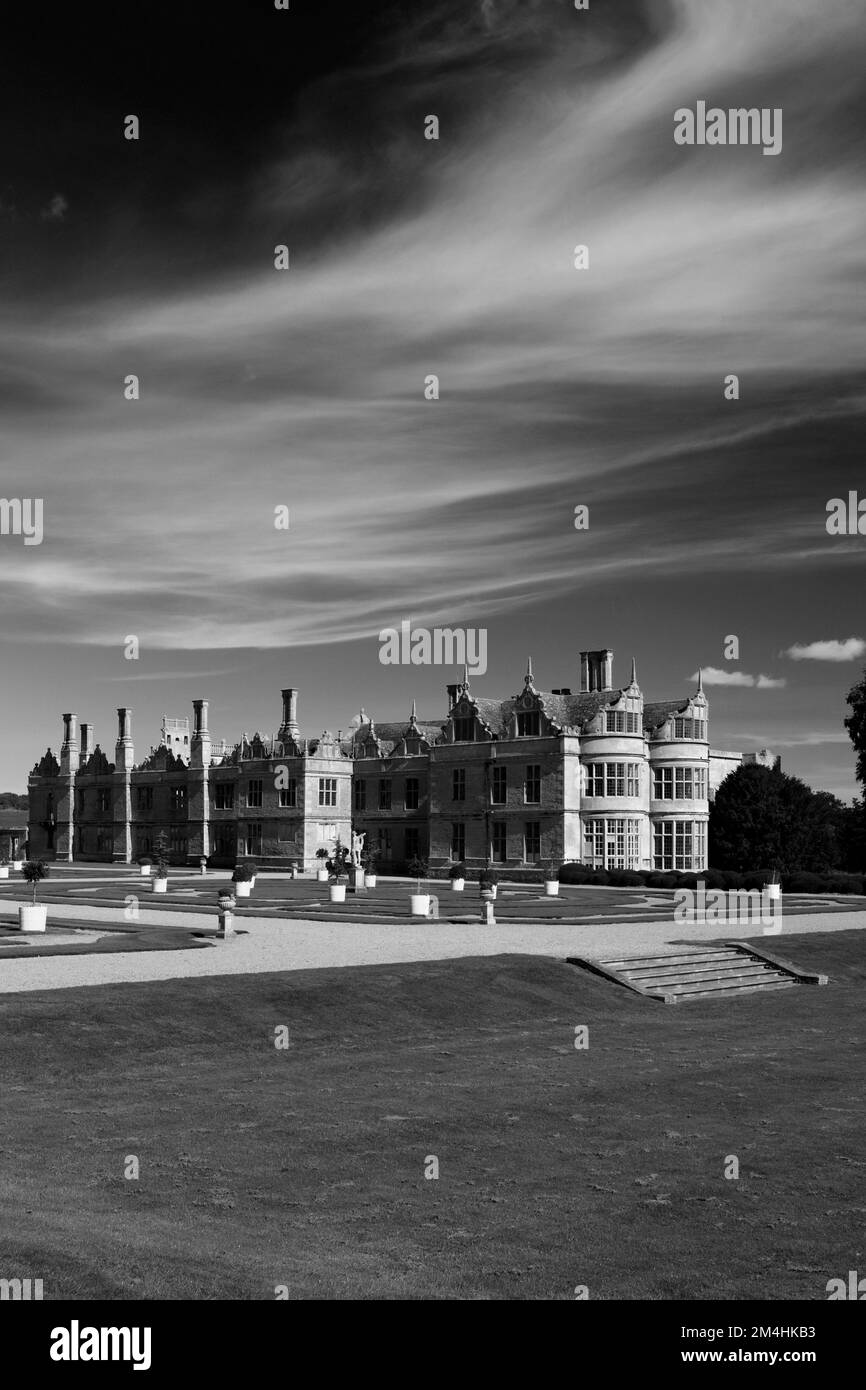 Sommerblick auf Kirby Hall, ein elisabethanisches Landhaus in der Nähe von Gretton, Northamptonshire, England Stockfoto