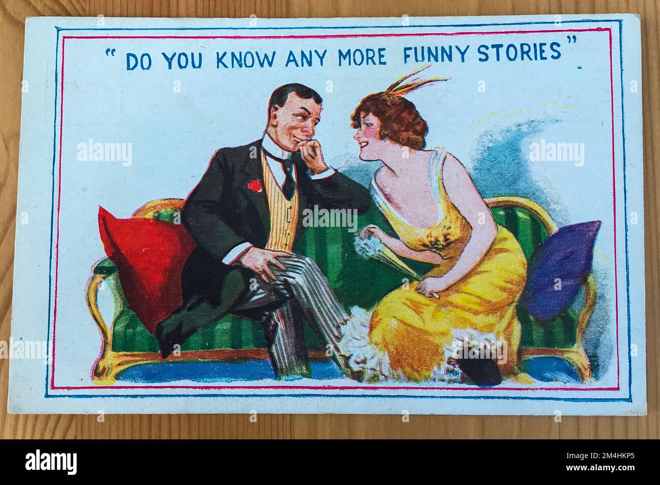 Comic-Postkarte „Do you Know any more Funny Stories“ aus dem frühen 20.. Jahrhundert, HB-Serie, Nummer 1037 gesamte britische Produktion. Ein Paar auf dem Sofa umwerben. Stockfoto