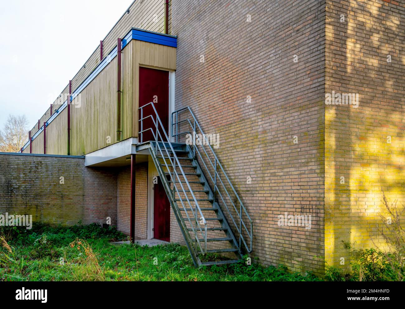 Hintertür eines Gebäudes mit Feuertreppe Stockfoto