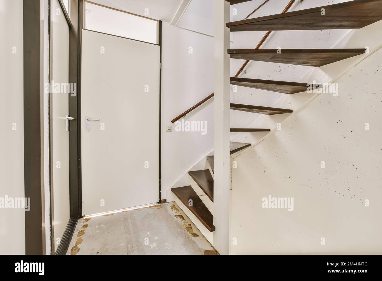 Das Innere eines Hauses, das gerade renoviert wird und abgebaut wurde, um Platz für neue Treppen zu machen Stockfoto