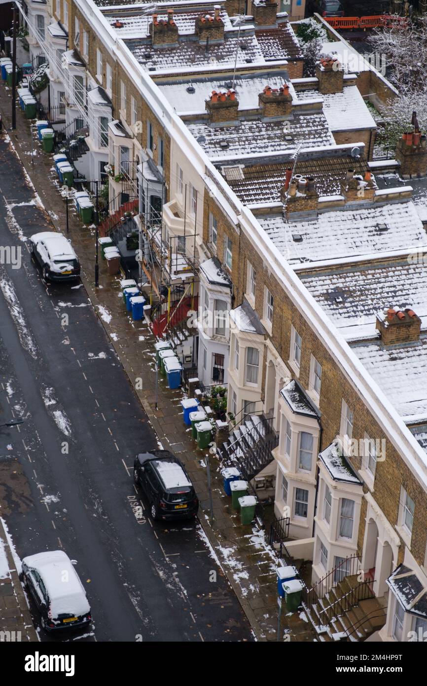 Luftaufnahme typischer, schneebedeckter Reihenhäuser in Großbritannien Stockfoto