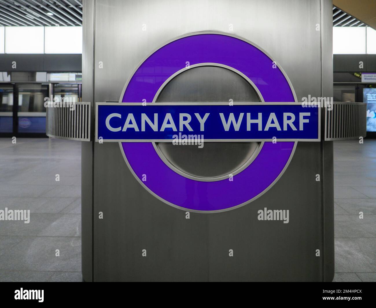 London, UK-06.06.22: Ein Zeichen für die neue U-Bahn-Station Canary Wharf am neuen Brunch der Elizabeth Line, eröffnet 2022. Die Elizabeth-Linie ist ein Hyb Stockfoto