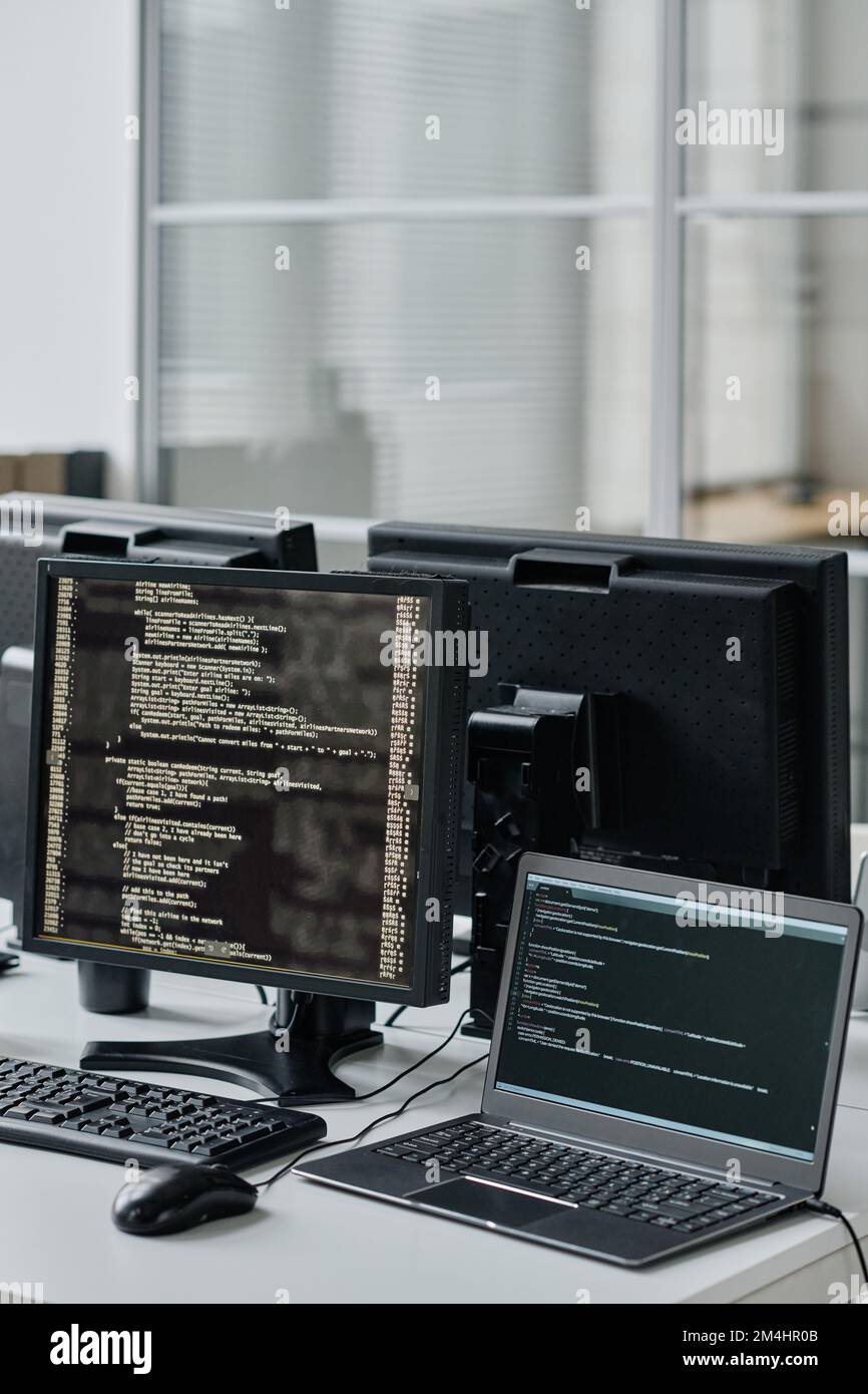Nahaufnahme des Arbeitsplatzes von Entwicklern mit Computern und Laptops auf dem Tisch für Online-Arbeit Stockfoto