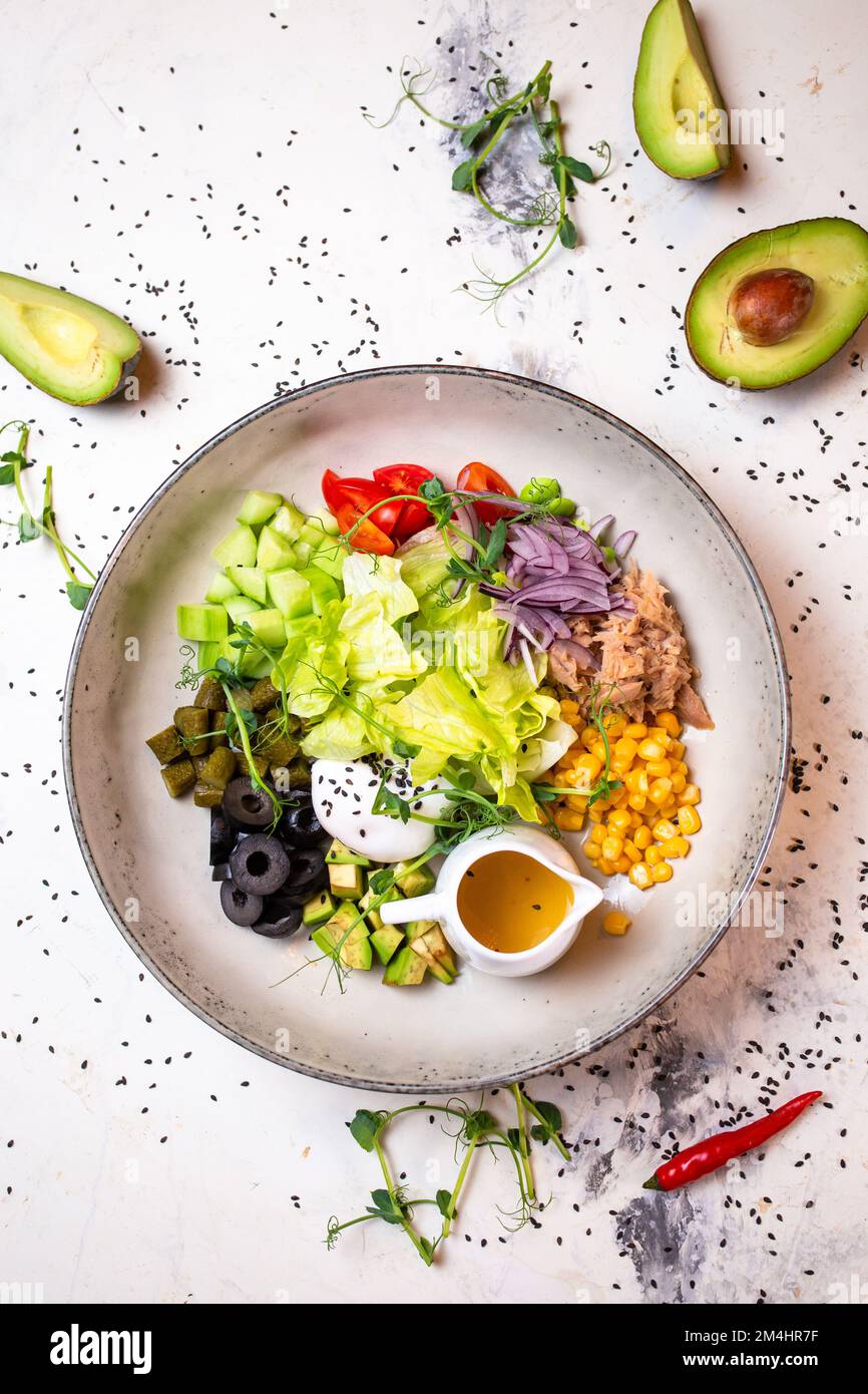 Wassersalat mit Thunfisch, Oliven und anderen Zutaten auf einem Teller. Stockfoto