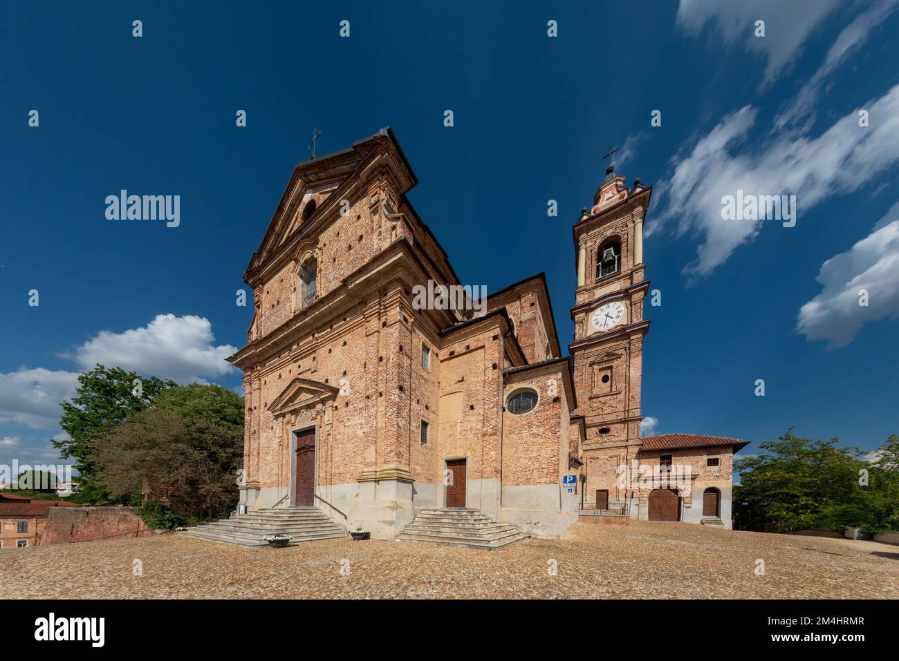 Sommariva del Bosco, Cuneo, Italien - 01. Mai 2022: Pfarrkirche Santi Giacomo e Filippo (18.. Jahrhundert) mit Glockenturm und Uhr Stockfoto