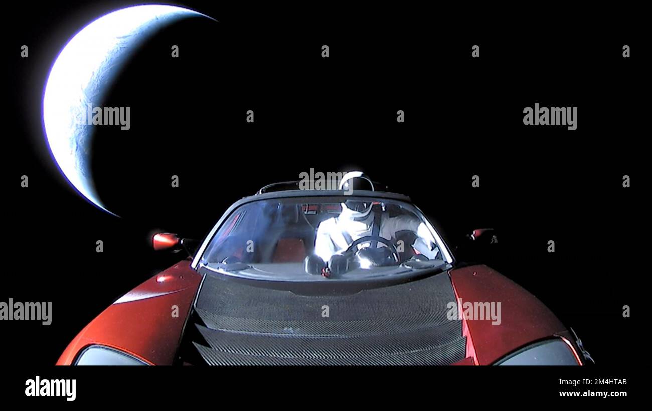 ERDE - 08. Februar 2018 - Dieses bizarre Bild zeigt einen Werbeauftritt von SpaceX, als es seine Falcon Heavy Rakete testete, indem es einen Tesla-Witzbold startete Stockfoto
