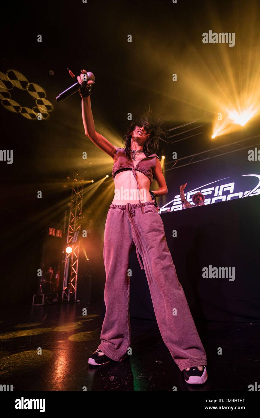 Barcelona, Spanien. 2022.12.16. Sofia Gabanna tritt auf der Bühne in Sala Salamandra auf. Stockfoto
