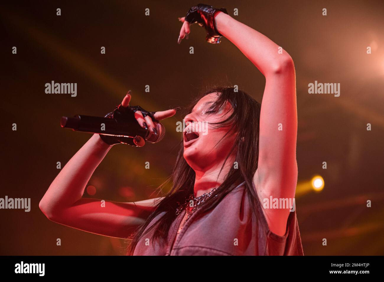 Barcelona, Spanien. 2022.12.16. Sofia Gabanna tritt auf der Bühne in Sala Salamandra auf. Stockfoto