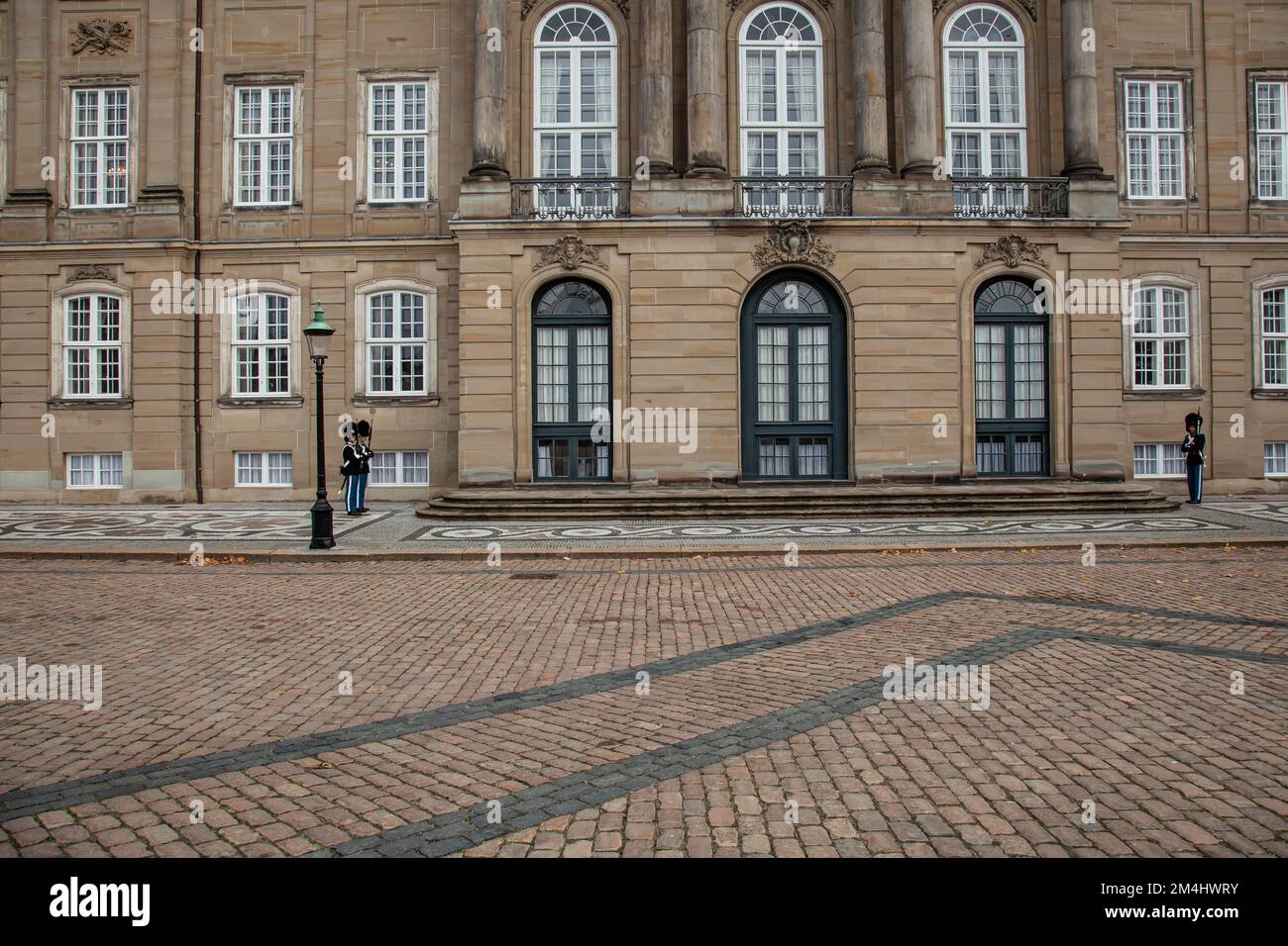 Wache im Schloss Amalienborg, Regierungssitz der dänischen Königsfamilie, Kopenhagen, Dänemark Stockfoto