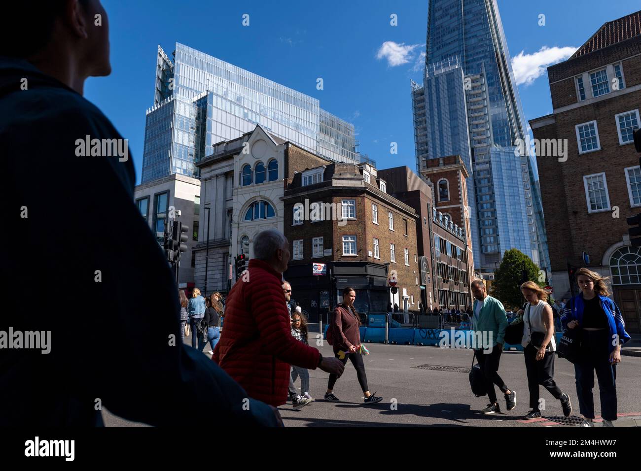 Fußgänger überqueren die Bedale Street am Borough Market. Als Teil von The Shard kann man Wolkenkratzer im Hintergrund sehen. Bedale Street, London, Großbritannien. 17. Sep Stockfoto