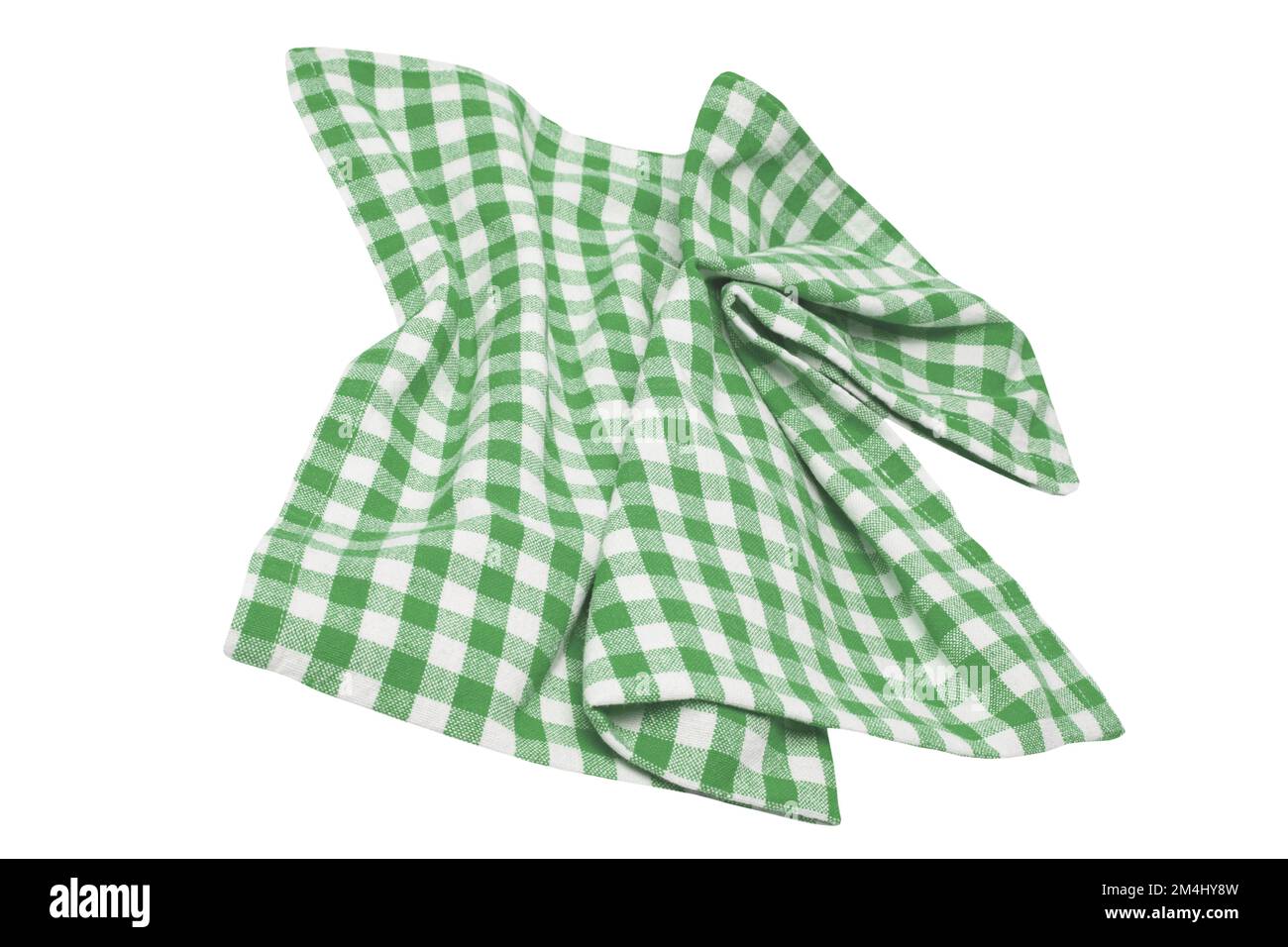 Nahaufnahme einer grün-weiß karierten Serviette oder Tischdecke, isoliert auf weißem Hintergrund. Küchenzubehör. Beschneidungspfad. Stockfoto