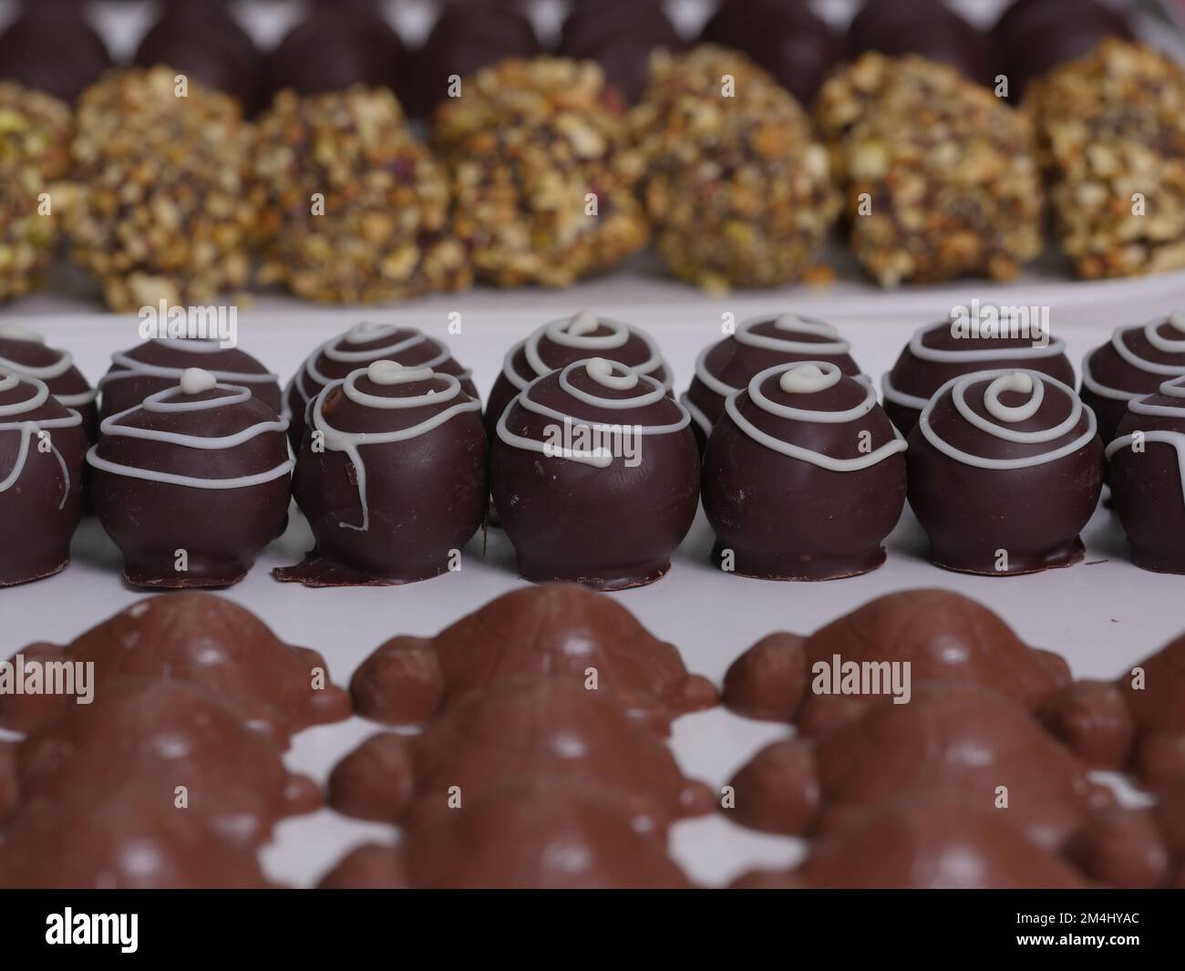 Handgemachte Pralinen aus Schokolade Stockfoto