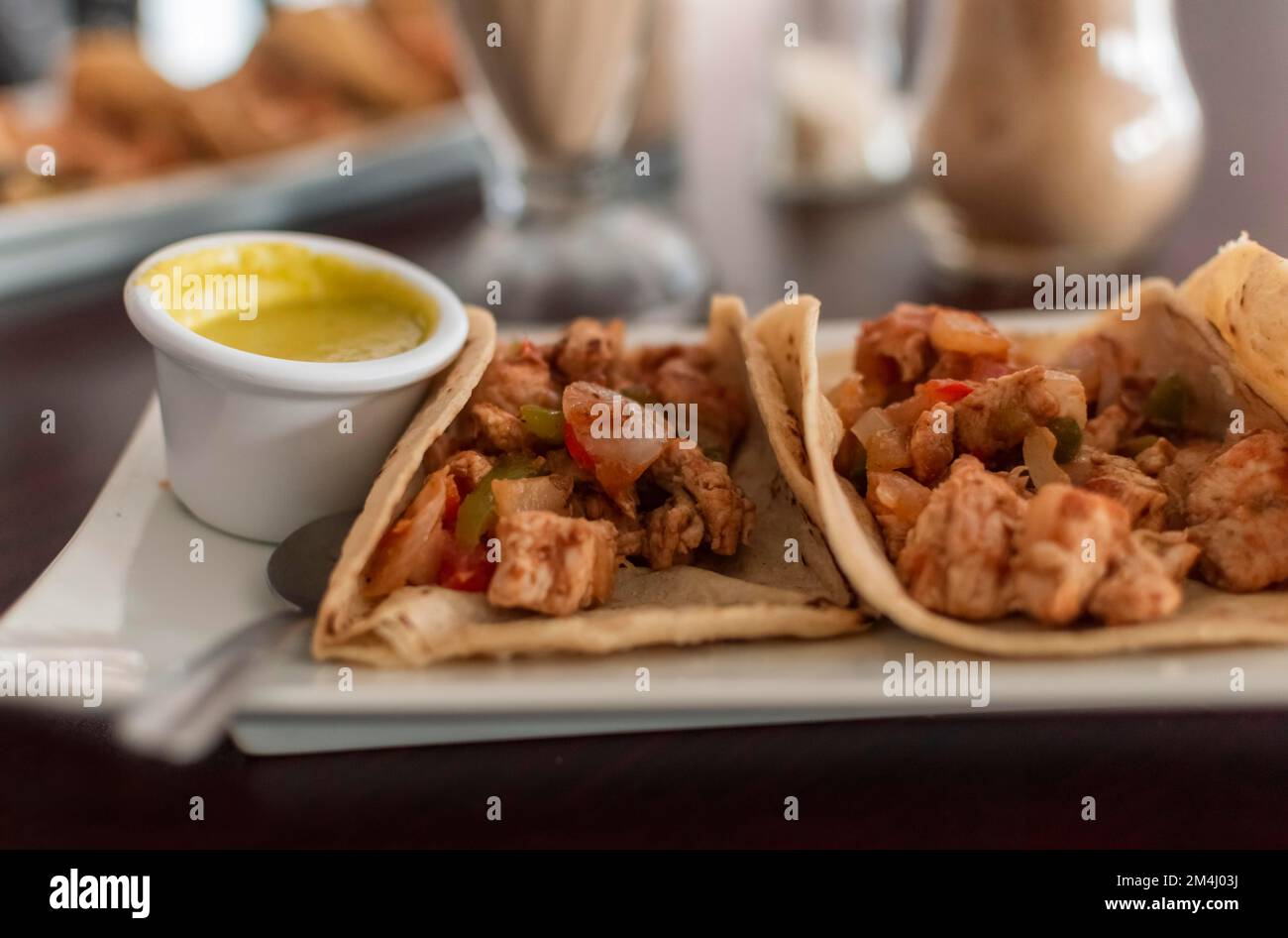 Köstliche mexikanische Hühnchen-Tacos mit Salsa und Pico de gallo auf ...