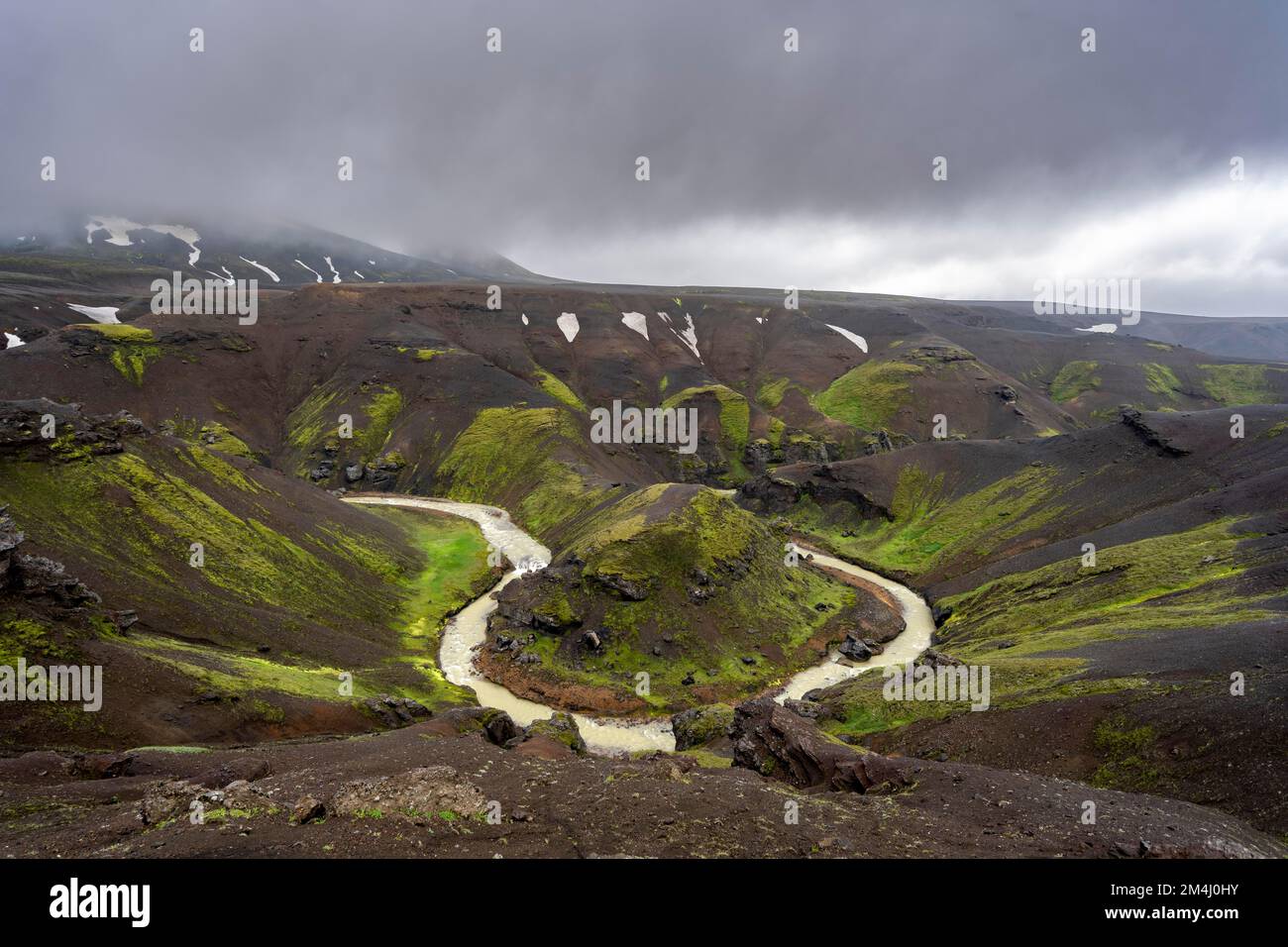 Flussbiegung, Fuß Asgardsa, vulkanische Landschaft mit schwarzen Felsen und grünem Moos, Kerlingarfjoell, isländisches Hochland, Island Stockfoto
