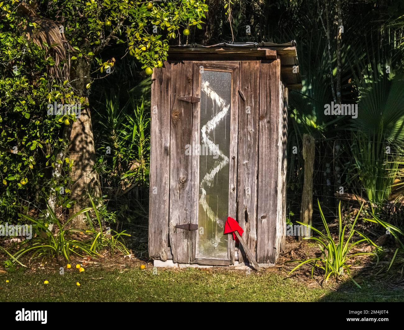 Outhouse im Marjorie Kinnan Rawlings Historic State Park ein authentisches Anwesen von Florida Cracker im Cross Creek Florida USA Stockfoto