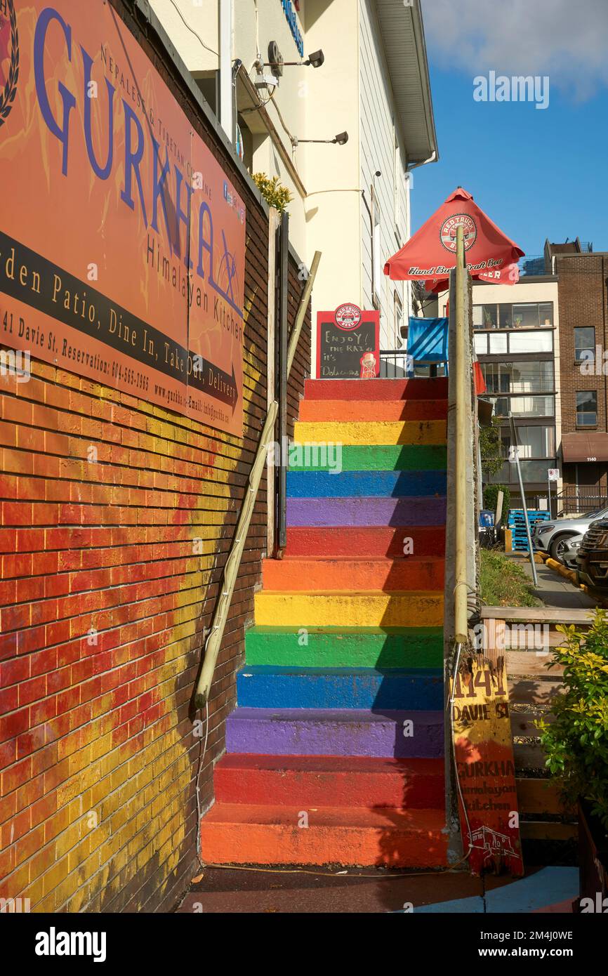 Die hell bemalte Regenbogentreppe führt zum Gurkha Himalyan Kitchen Restaurant auf der Davie Street, West End, Vancouver, BC, Kanada Stockfoto