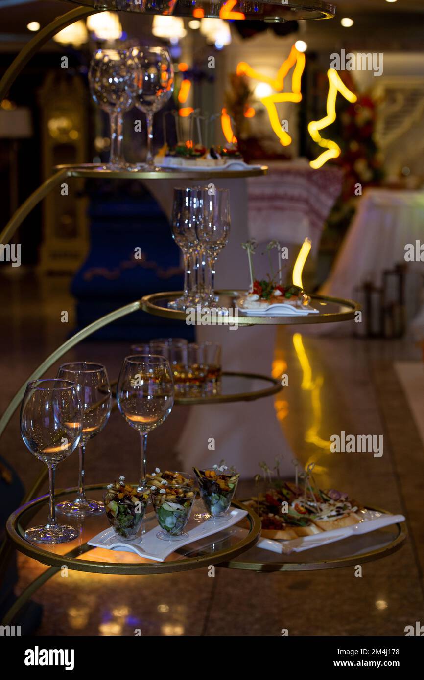 Snacks und Alkohol an der Theke im Restaurant der Veranstaltung Stockfoto