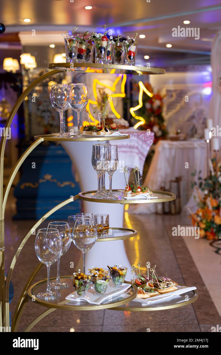 Snacks und Alkohol an der Theke im Restaurant der Veranstaltung Stockfoto