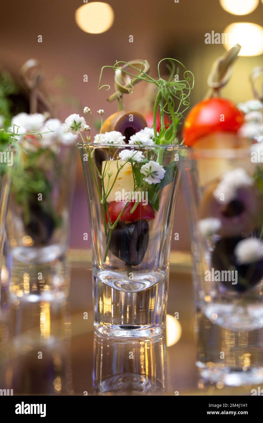 Snack in einem Glas mit Beeren, Käse und Oliven Stockfoto