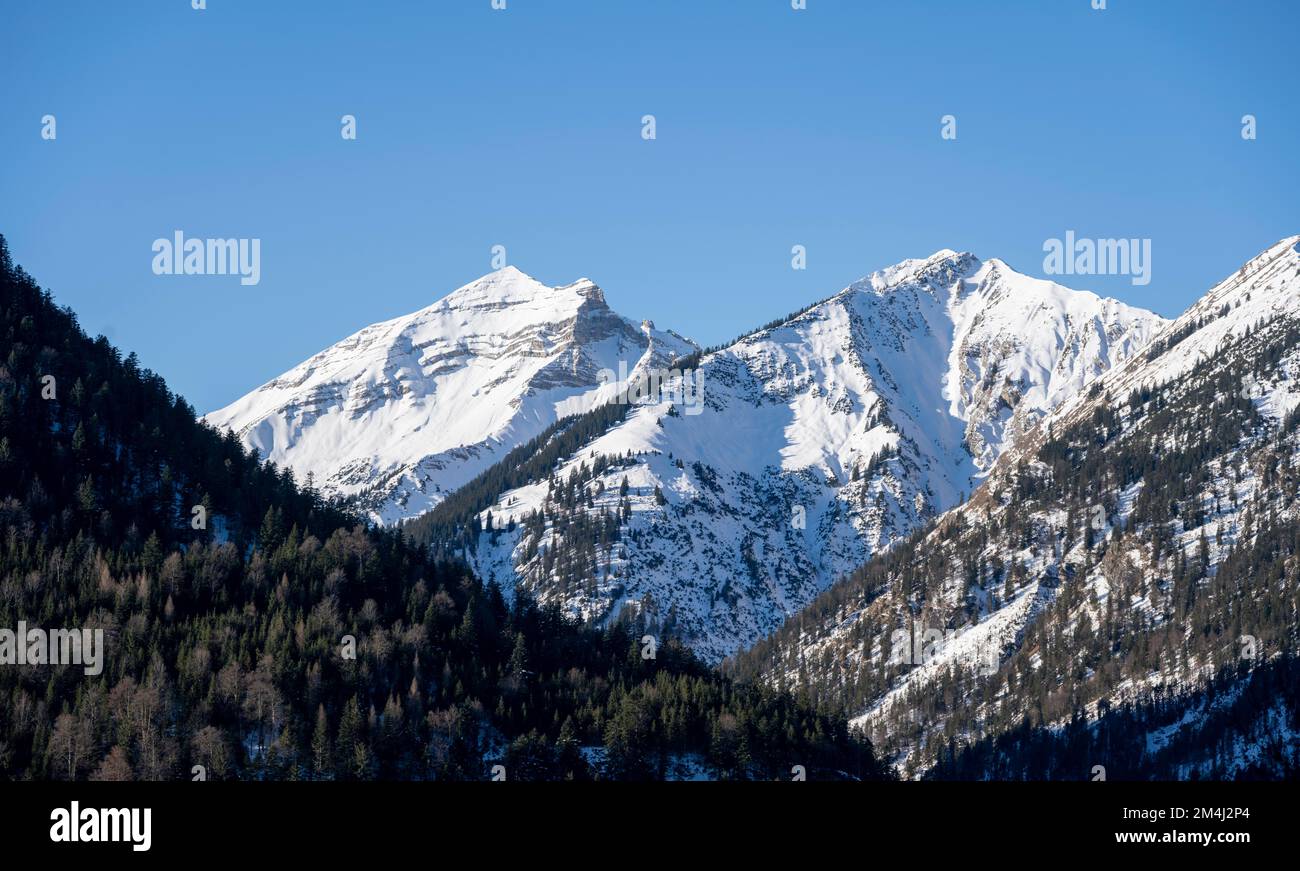 Berge im Winter, Engtal, Karwendel, Alpen bei gutem Wetter, Tirol, Österreich Stockfoto