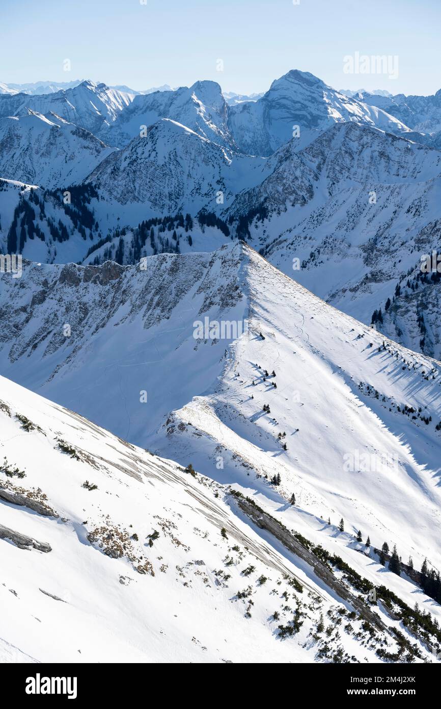 Berge im Winter mit Schnee, Karwendel, Alpen bei gutem Wetter, Bayern, Deutschland Stockfoto