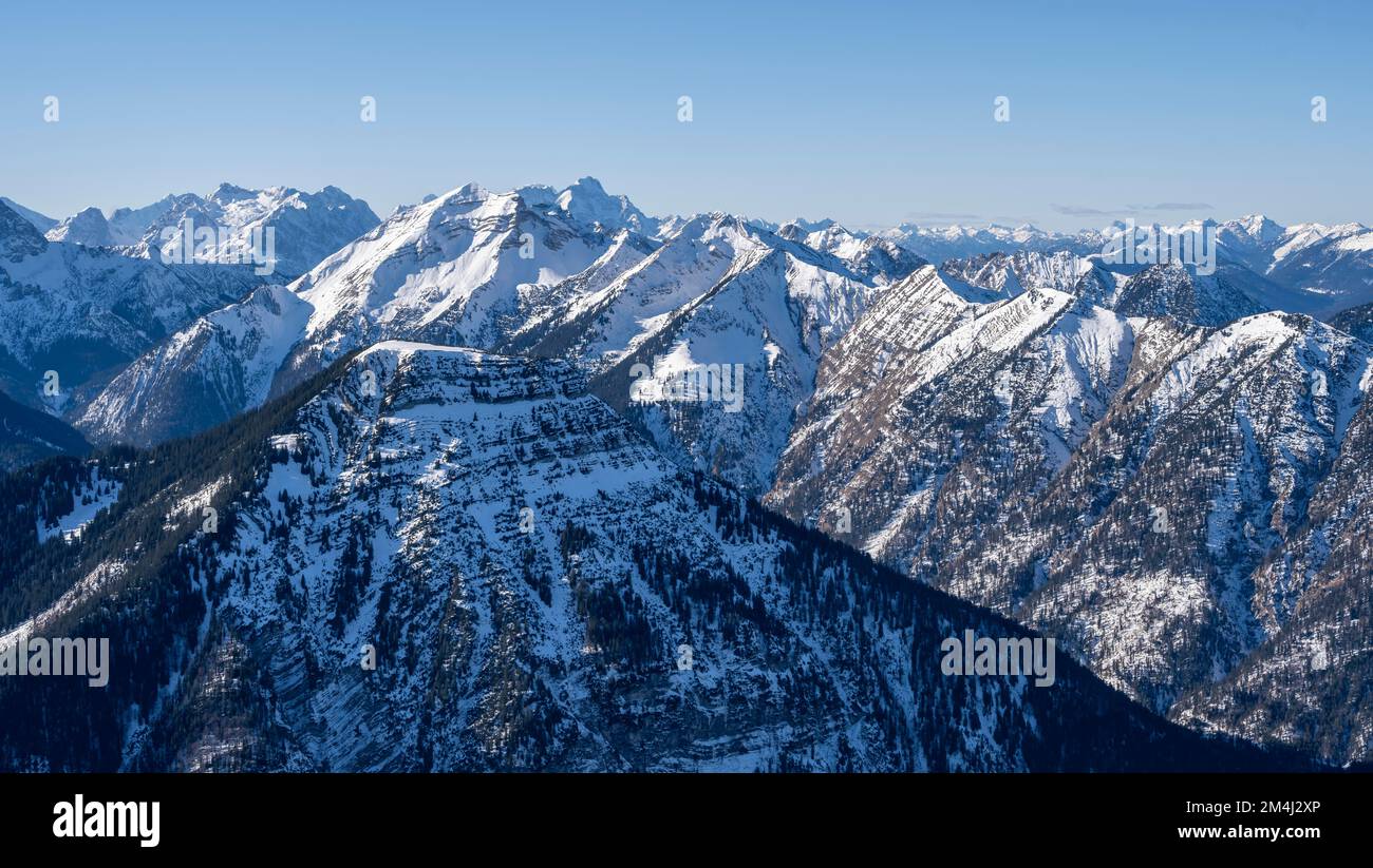 Berge im Winter mit Schnee, Karwendel, Alpen bei gutem Wetter, Bayern, Deutschland Stockfoto