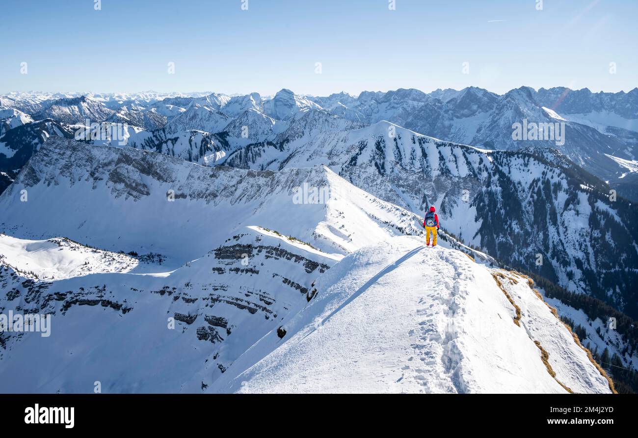 Bergsteiger im Winter im Schnee, am Schafreuter, Karwendel, Alpen bei gutem Wetter, Bayern, Deutschland Stockfoto