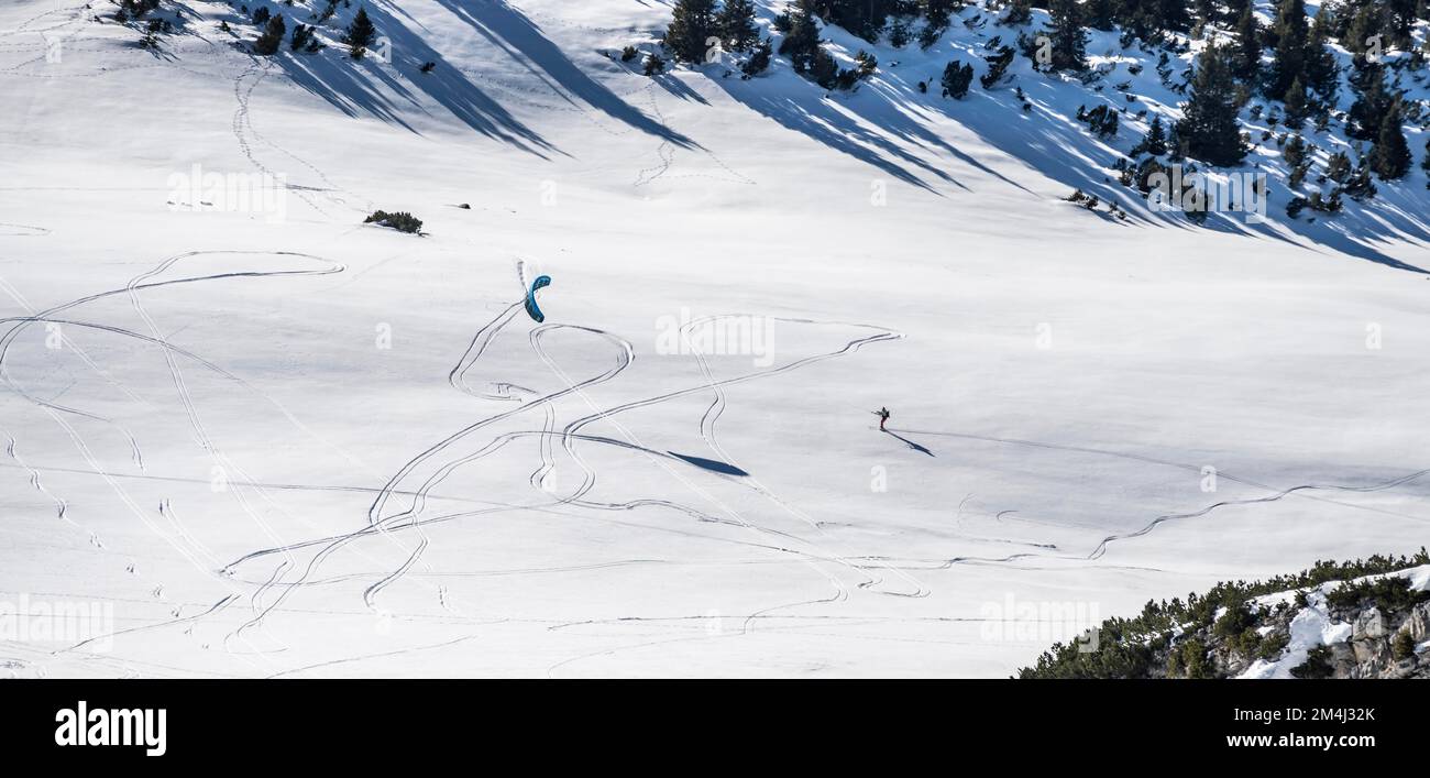 Skitour mit Gleitschirmfliegen, Bayern, Deutschland Stockfoto