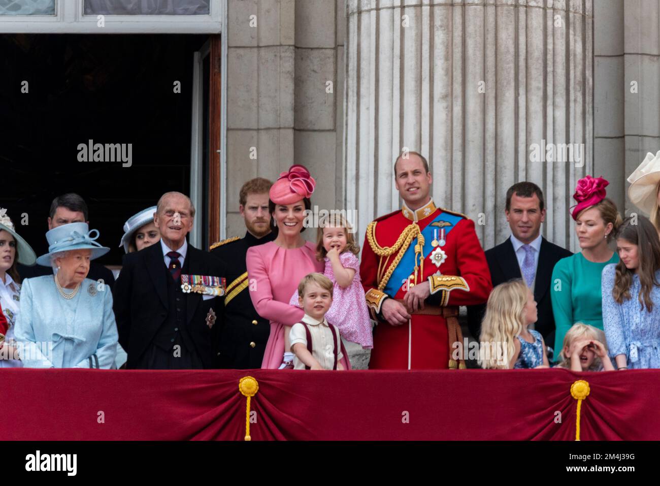 Königliche Familie auf dem Balkon für die Geburtstagsfeier der Queens nach Trooping the Colour 2017 in The Mall, London. Königliche Hoheiten. Catherine, William und Kinder Stockfoto