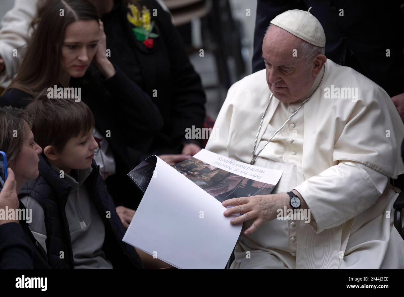 Vatikanstadt, Vatikan, 21. dezember 2022. Papst Franziskus begrüßt Yulia Fedosiuk, die Ehefrau von Arseny Fedosiuk, Mitglied des Asowschen Regiments am Ende der wöchentlichen allgemeinen Audienz in der Paul VI. Halle. Maria Grazia Picciarella/Alamy Live News Stockfoto