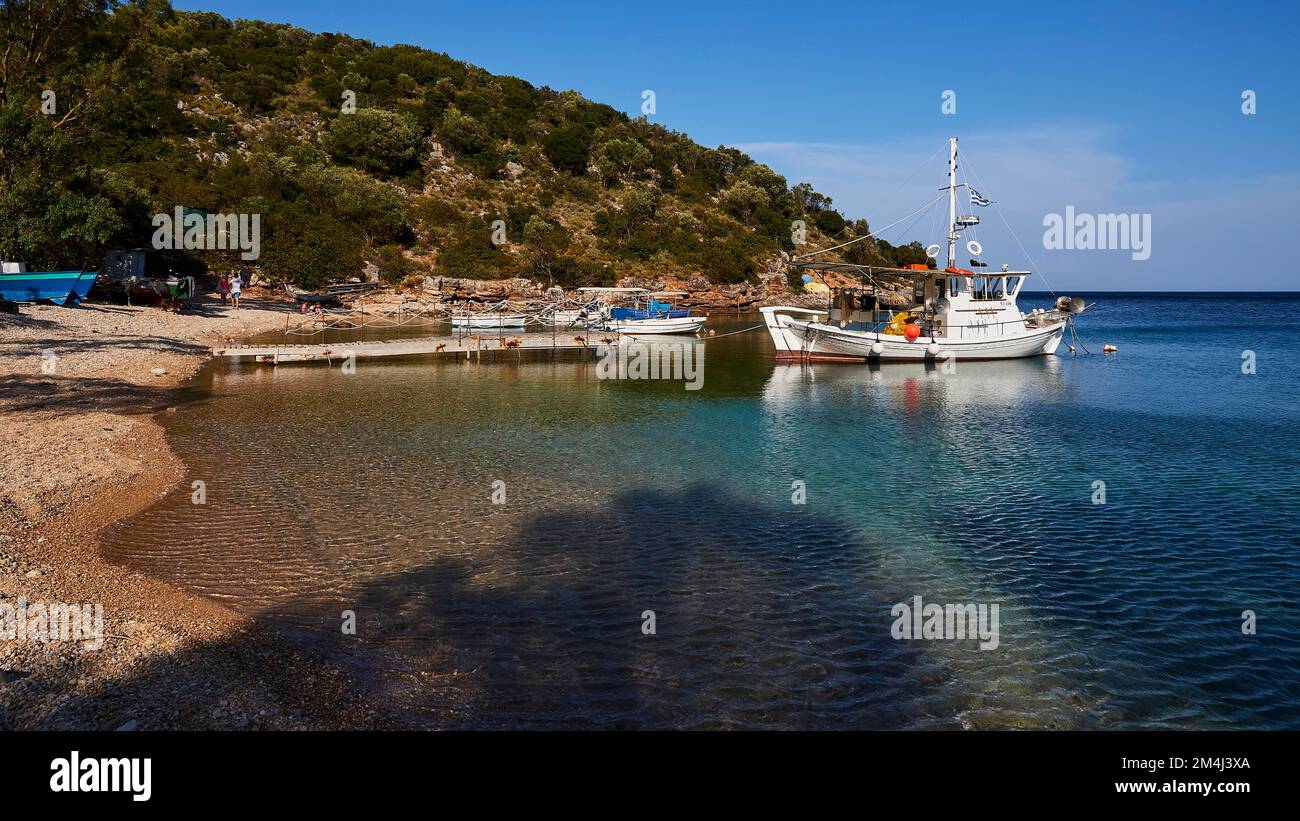 Sarakiniko Beach, Kieselstrand, Fischerboote, blauer Himmel mit weißen Wolken, Vathi, Ithaka Insel, Ionische Inseln, Griechenland Stockfoto