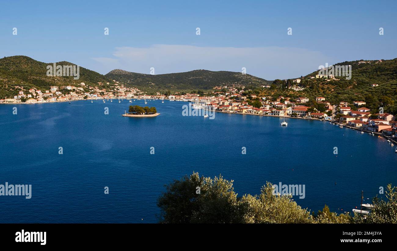 Hauptstadt, Vathi, Bucht von Vathi, Insel Lazarteo, Boote, Segelboote, bewaldete Hänge, Reihen von Häusern, rote Ziegeldächer, blauer Himmel, Weiße Wolke, Insel von Stockfoto