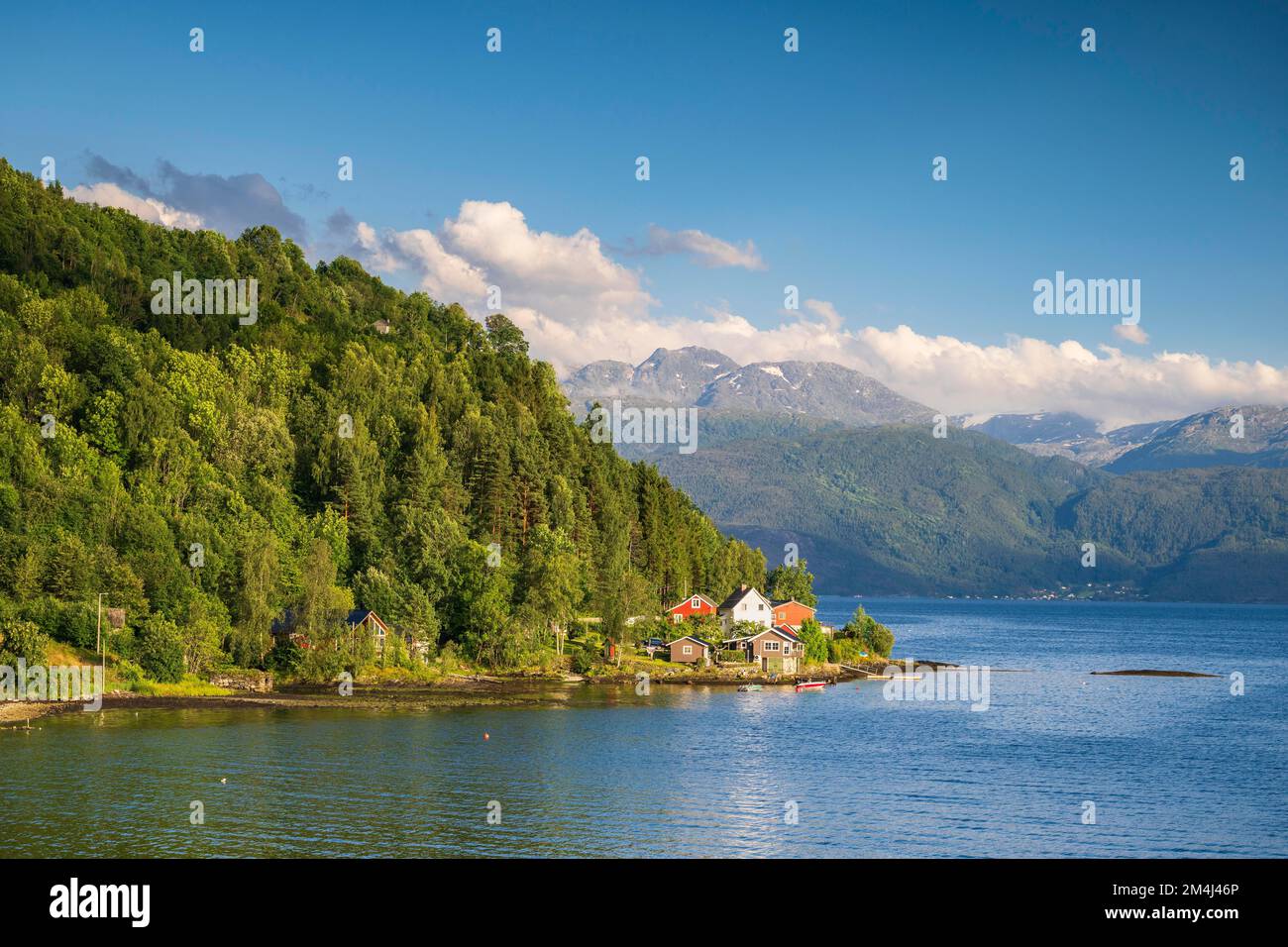 Häuser am Ufer des Hardangerfjords, Hardanger Region, Vestland, Norwegen Stockfoto