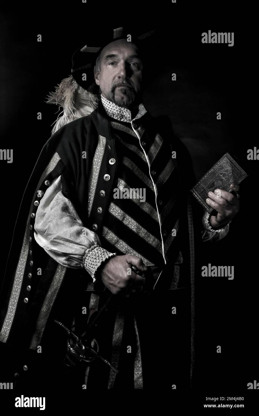Ein Mann in mittelalterlicher Kleidung Stockfoto