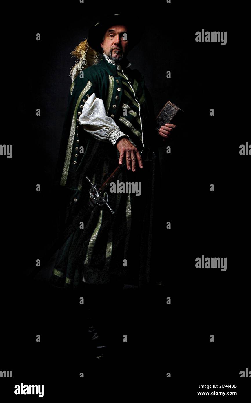 Ein Mann in mittelalterlicher Kleidung Stockfoto